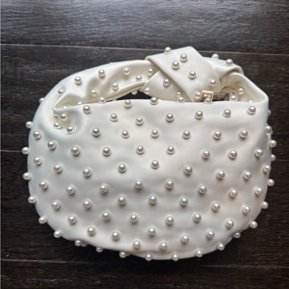 NWT. Pearl clutch.